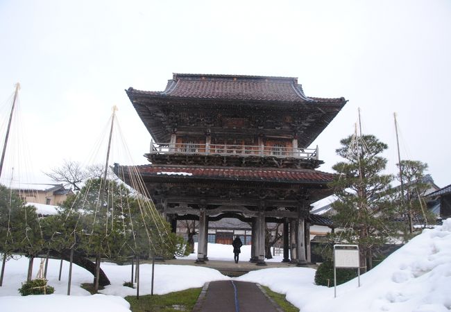 山門が見ごたえある寺町にあるお寺です。