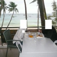 ２階のバルコニーの朝食。味も美味しいし、景色も最高。