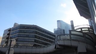 江戸・明治期に新橋と花柳界をつなぐ男女逢瀬の橋として賑わった地だそうですが・・・