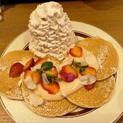 Eggs'n Thigs 名古屋パルコ店。にぎやかなお店です。子連れがおおいからかな。