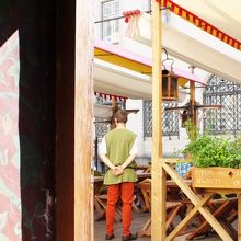 外で食べることも出来ますが、屋内の方が中世ムード満点です。