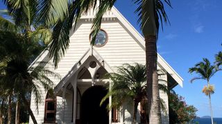 ビーチを見渡せる景色とかわいい教会