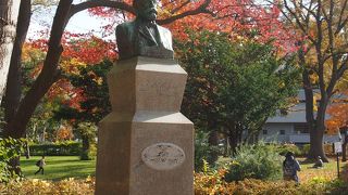 キャンパスのロータリーの前にあります