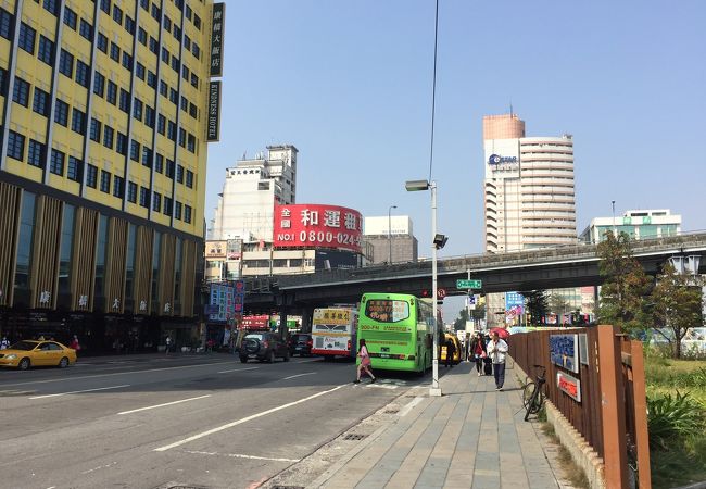 高雄駅の東側の通り