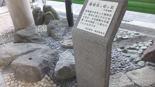 歩道橋の北東つまり銀座7丁目で中央通り寄りにあります