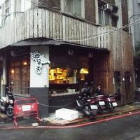 １階のこの店が目印です。写真右奥が入り口です。
