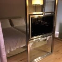 テレビモニターで寝室とリビングエリアを分けています