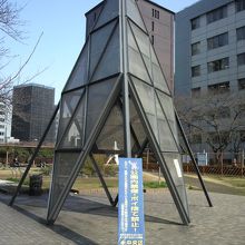 亀井橋公園のほぼ中央に、ガラス張りの像が造られています。