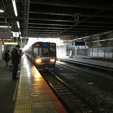 新快速223系車両。