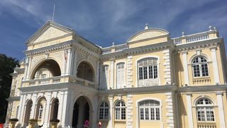 クリーム色の建物