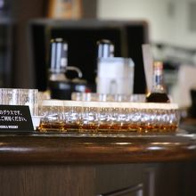 試飲場所。たくさんのグラスが準備されています。