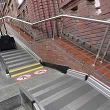 スロープ付の階段あり。