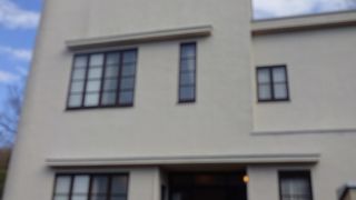 自然光が入る大きな窓の２階がスタジオ