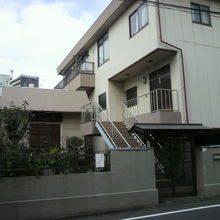 円通寺坂の東側から見た円通寺の様子です。一般住宅のようです。