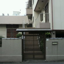 円通寺の正面の写真です。入口の門と奥に玄関が見えます。