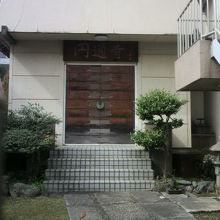 門の奥には。円通寺の玄関が見えます。一般の住宅の感じです。