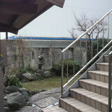 円通寺の門と玄関との間の様子です。一般的には境内のようです。