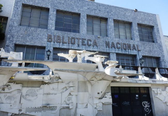 中央公園の西にある建物