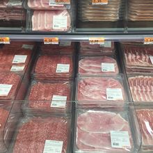 美味しそうなハムやサラミ・・・