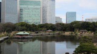 潮入りの池や茶屋が眺められる小高いところ