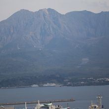 中央・海を夾んで港