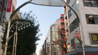 昭和レトロの持ち味も薄れて、並の商店街になってきた