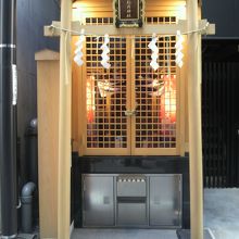 幸稲荷神社を正面から見た写真です。通常は赤い鳥居が白無垢です