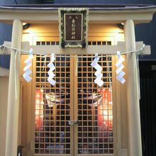 幸稲荷神社の本社殿の様子です。奥の中に神明灯が灯されています