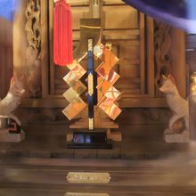 幸稲荷神社の本社殿のさらに奥の奥の様子です。狛犬が見えます。