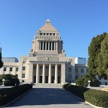 向かって左が衆議院、右が参議院