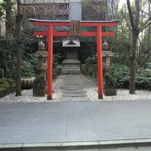 安平神社の全景です。銀座タワーは、写真の外の右側にあります。