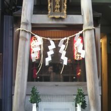 八官神社の鳥居と奥の社殿の様子です。左右に提灯が見えます。