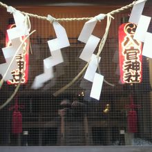 八官神社の奥の本殿の様子です。赤い提灯の灯が灯されています。