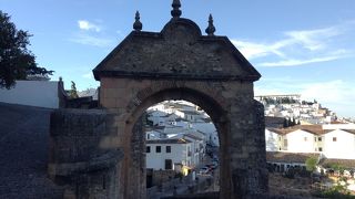 ビエホ橋近くの門