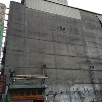 建物横から見たら...窓小さ！他の部屋は窓なし？？？