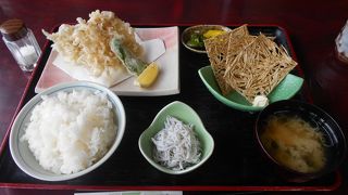 江の島を見ながら名物しらす丼