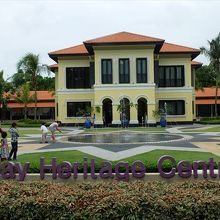 正面が、元は王宮だった展示館。黄色は王家を表す色。