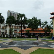 スルタン・モスク（左）のすぐ近く。間にはビジターセンターが。