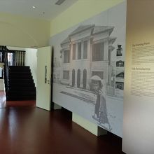 今は展示館になっている元王宮内へは、靴を脱いでから。