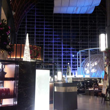 開放感あふれるラウンジ