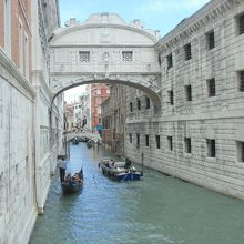 静かな運河にかかる橋