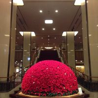 ロビーの真っ赤な薔薇が豪華