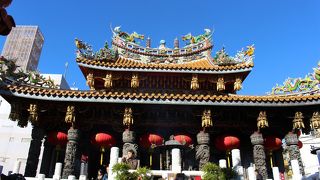 煌びやかな建物