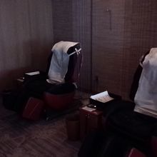 予約制クイックマッサージ以外に、マッサージチェアもあり。
