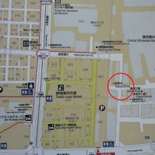 魚河岸水神社(遥拝所)は、魚河岸横丁のすぐ近くにあります。