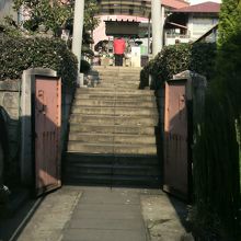 遥拝所だけあって、鳥居の前に、さらに階段があり、より高いです
