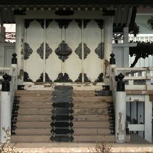 魚河岸水神社(遥拝所)の奥にある本社殿の様子です。