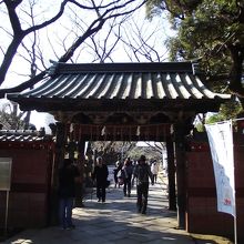 参道上にあります