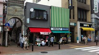 活気のある　にぎやか商店街（シャッター商店街でない）