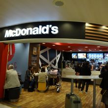 第1ターミナルのマクドナルド．ちょっと狭いです．